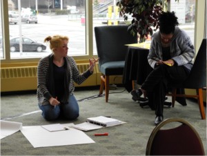 Sarah Clift et Heather Hannifan, une &eacute;quipe de cofacilitation, se pr&eacute;parent &agrave; donner un exercice d&rsquo;apprentissage