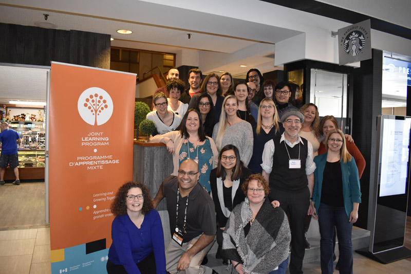 Des gens sourient pour la cam&eacute;ra