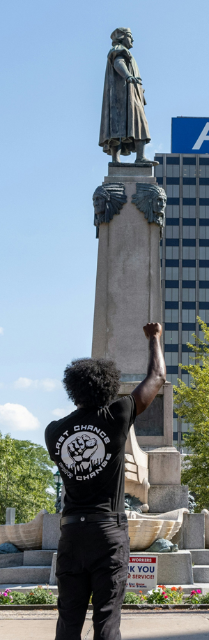 Un homme Noir vu de dos, le poing lev&eacute;