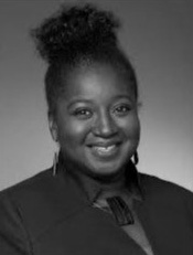 photo de Notisha Massaquoi souriante, les cheveux tir&eacute;s vers l'arri&egrave;re