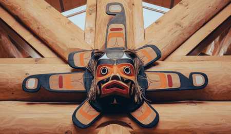 Sculpture en bois de style Salish du littoral repr&eacute;sentant une personne portant un masque