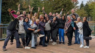  Une photo de groupe de tou&middot;tes les participant&middot;es souriant &agrave; l&rsquo;appareil photo.