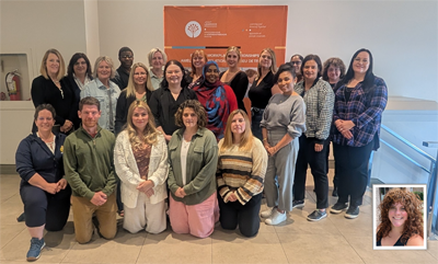 Les agentes de programme et les nouveaux facilitateur&middot;rices sourient devant une banni&egrave;re du PAM.