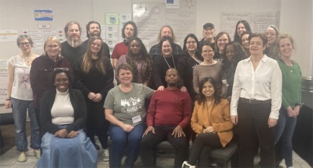 Un groupe de personnes sourit &agrave; l'appareil photo